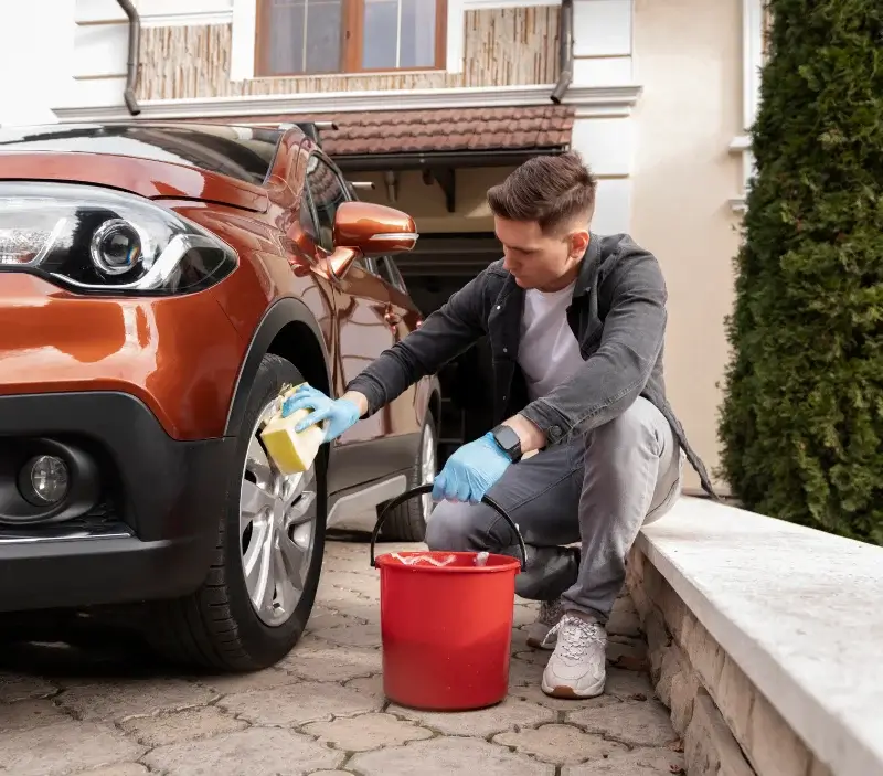 Lavage auto à domicile Briarres-sur-Essonne : professionnel intervenant sur un véhicule